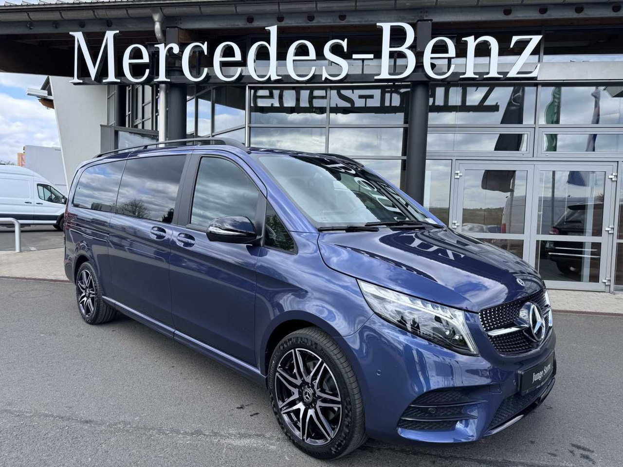 Mercedes-Benz V 250 d EDITION 4MATIC AMG DISTRONIC AHK Tisch - Passenger van: picture 1 Mercedes-Benz V 250 d EDITION 4MATIC AMG DISTRONIC AHK Tisch - Passenger van: picture 1