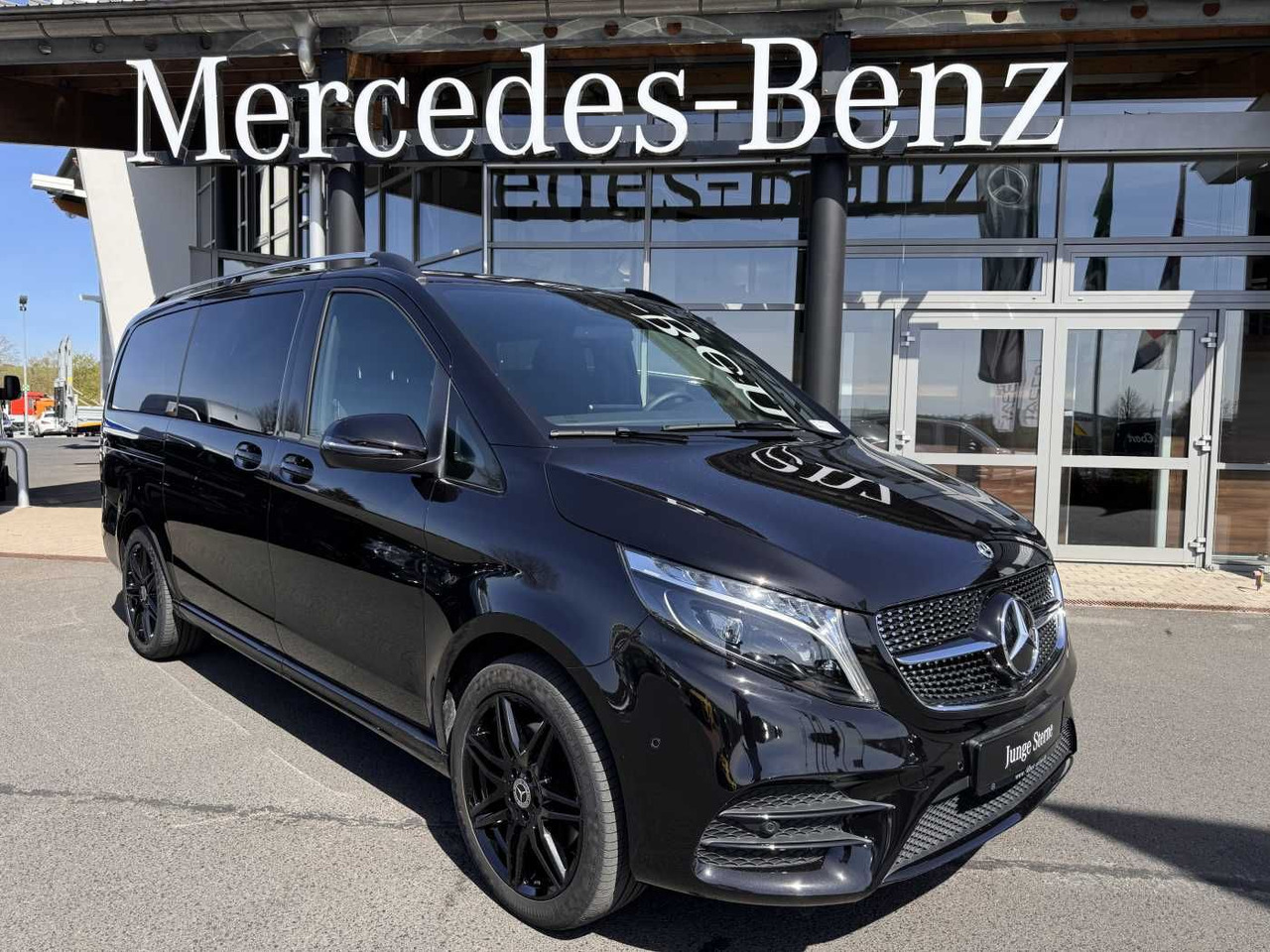 Mercedes-Benz V 300 d EDITION AMG 4MATIC Tisch AHK elektr Tür - Passenger van: picture 1 Mercedes-Benz V 300 d EDITION AMG 4MATIC Tisch AHK elektr Tür - Passenger van: picture 1