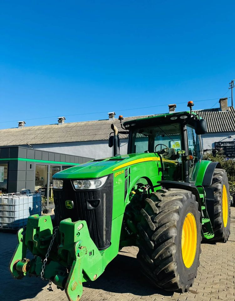 John Deere 8260R - Farm tractor: picture 4 John Deere 8260R - Farm tractor: picture 4