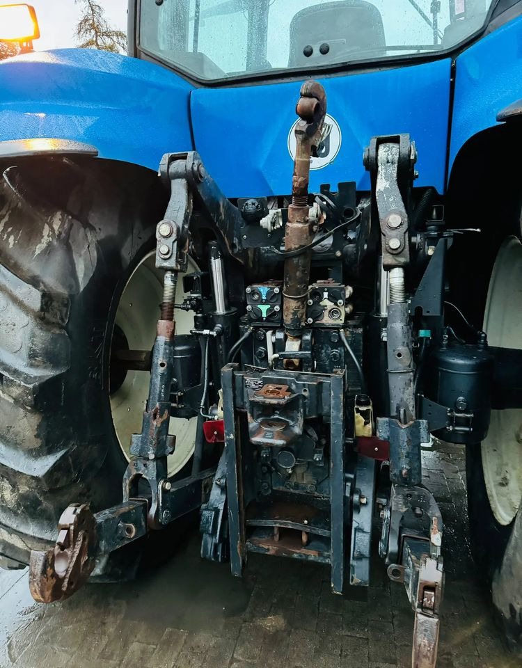 New Holland T8020 - Farm tractor: picture 4 New Holland T8020 - Farm tractor: picture 4