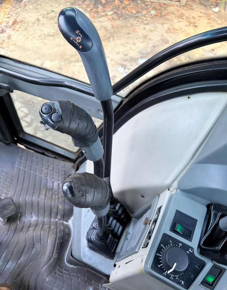 Farm tractor Valtra T 170: picture 15