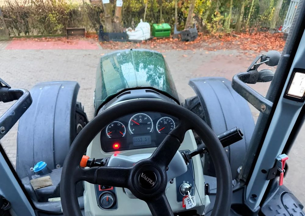 Valtra T174 Versu - Farm tractor: picture 2 Valtra T174 Versu - Farm tractor: picture 2