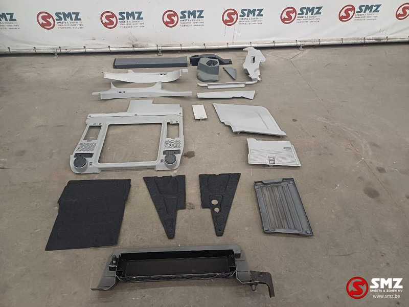 Caterpillar Lot of cabin parts Caterpillar - Cab and interior for Truck: picture 1 Caterpillar Lot of cabin parts Caterpillar - Cab and interior for Truck: picture 1