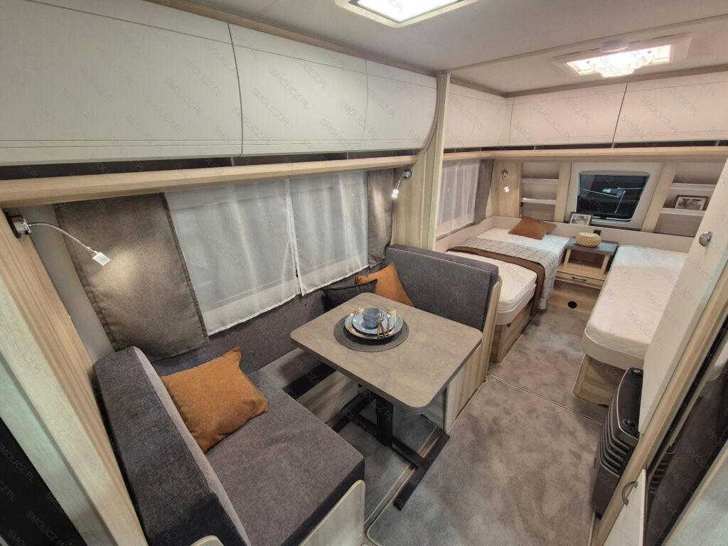 Caravan DE LUXE 460 SL: picture 8 Caravan DE LUXE 460 SL: picture 8