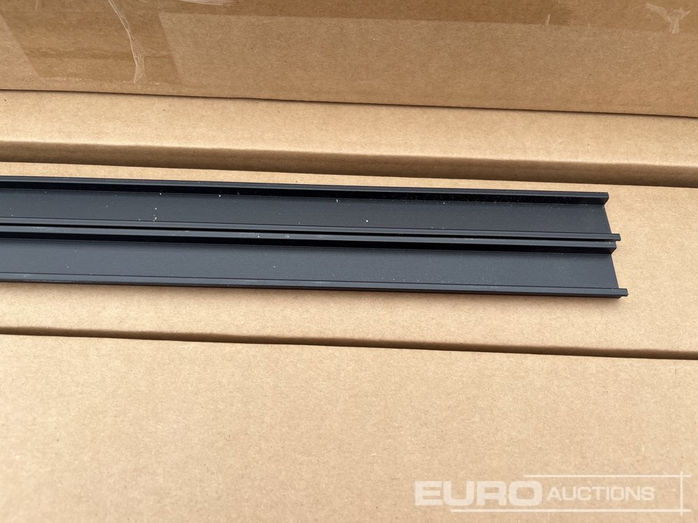 Construction equipment 1.8m Wide Anthracite Grey Composite Fence Panels (25 of), 2.45m Black Aluminium Posts (26 of), Complete With Assembly Kit: picture 18