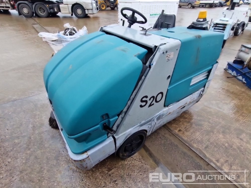 2011 Tennant Diesel Ride On Floor Scrubber - Construction equipment: picture 1 2011 Tennant Diesel Ride On Floor Scrubber - Construction equipment: picture 1