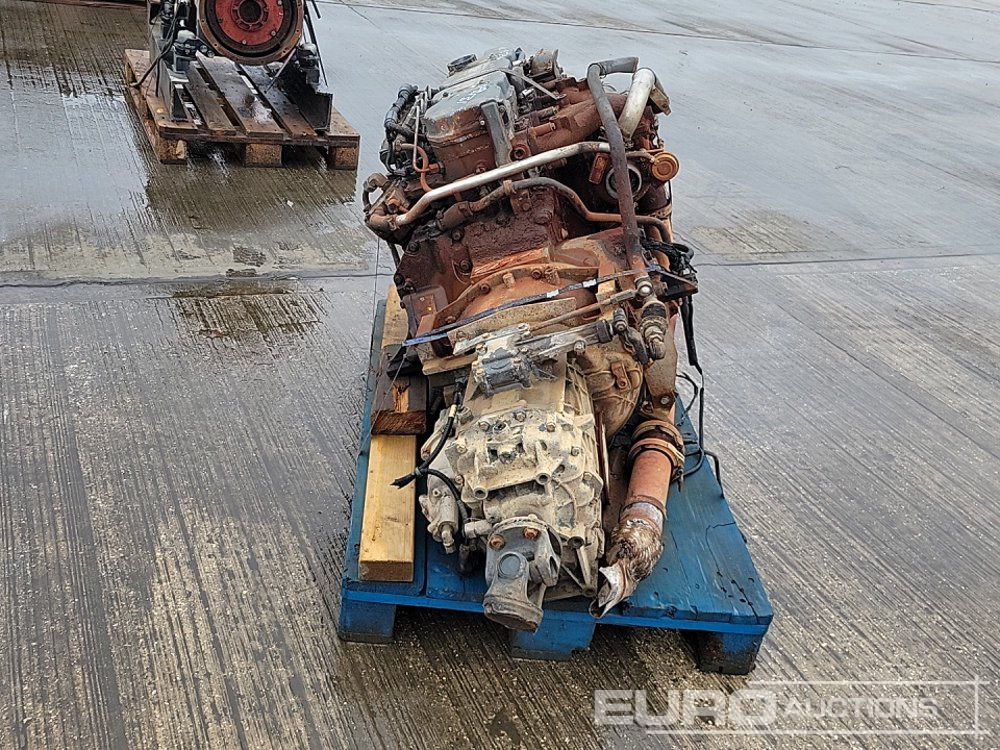4 Cylinder Engine, Gearbox - Engine: picture 4 4 Cylinder Engine, Gearbox - Engine: picture 4