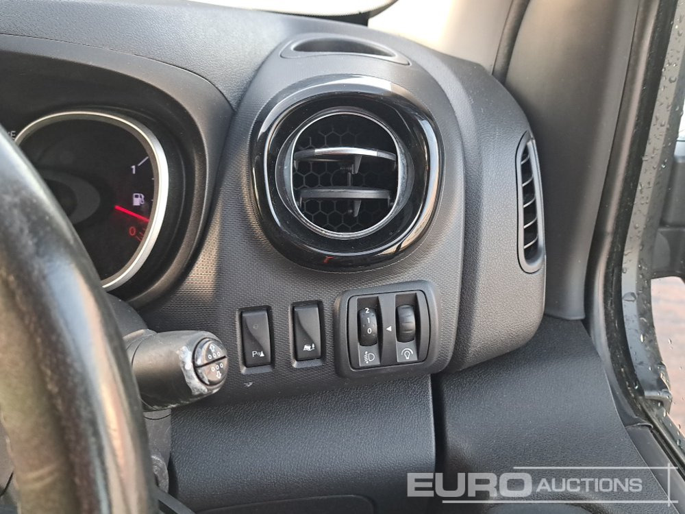 Commercial vehicle 2021 Renault Traffic: picture 32 Commercial vehicle 2021 Renault Traffic: picture 32