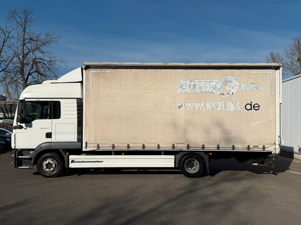 MAN 8.220/Koffer/Schlafkabine/AHK/Ladebord - Curtain side van: picture 2 MAN 8.220/Koffer/Schlafkabine/AHK/Ladebord - Curtain side van: picture 2