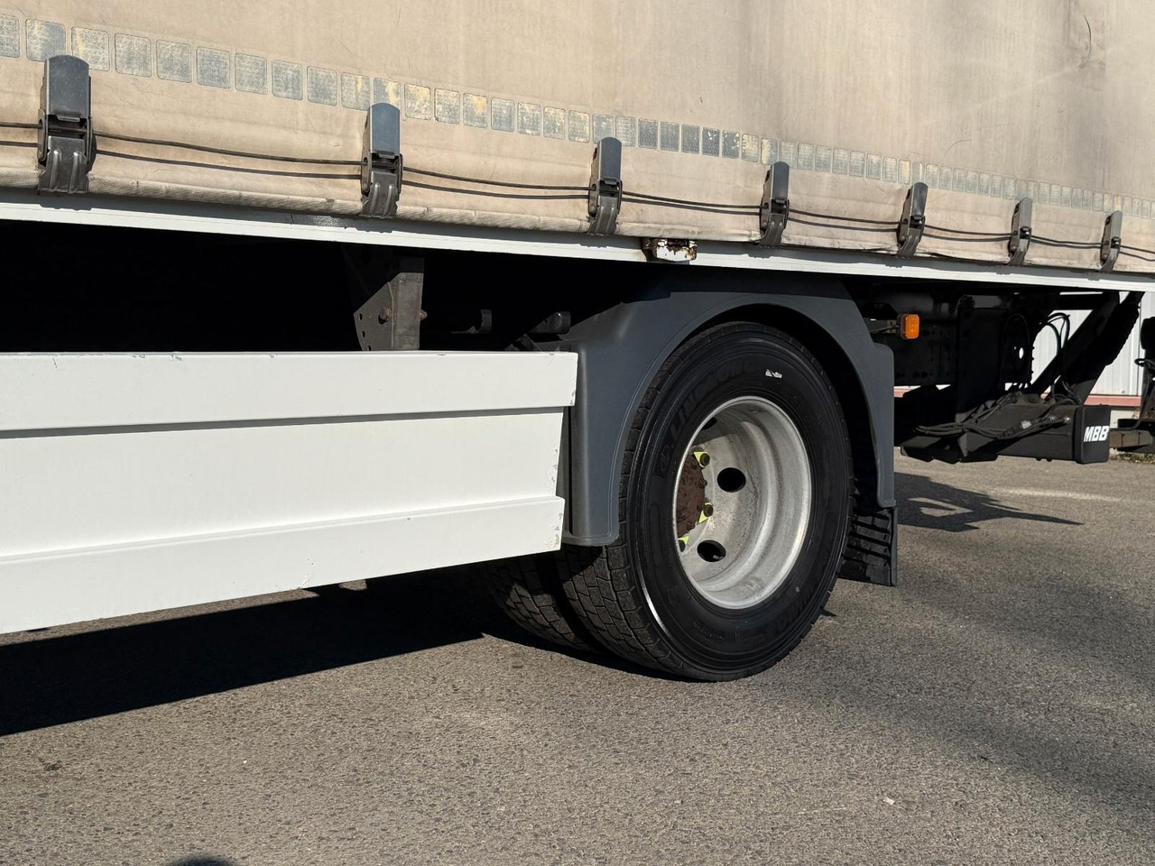 MAN 8.220/Koffer/Schlafkabine/AHK/Ladebord - Curtain side van: picture 3 MAN 8.220/Koffer/Schlafkabine/AHK/Ladebord - Curtain side van: picture 3