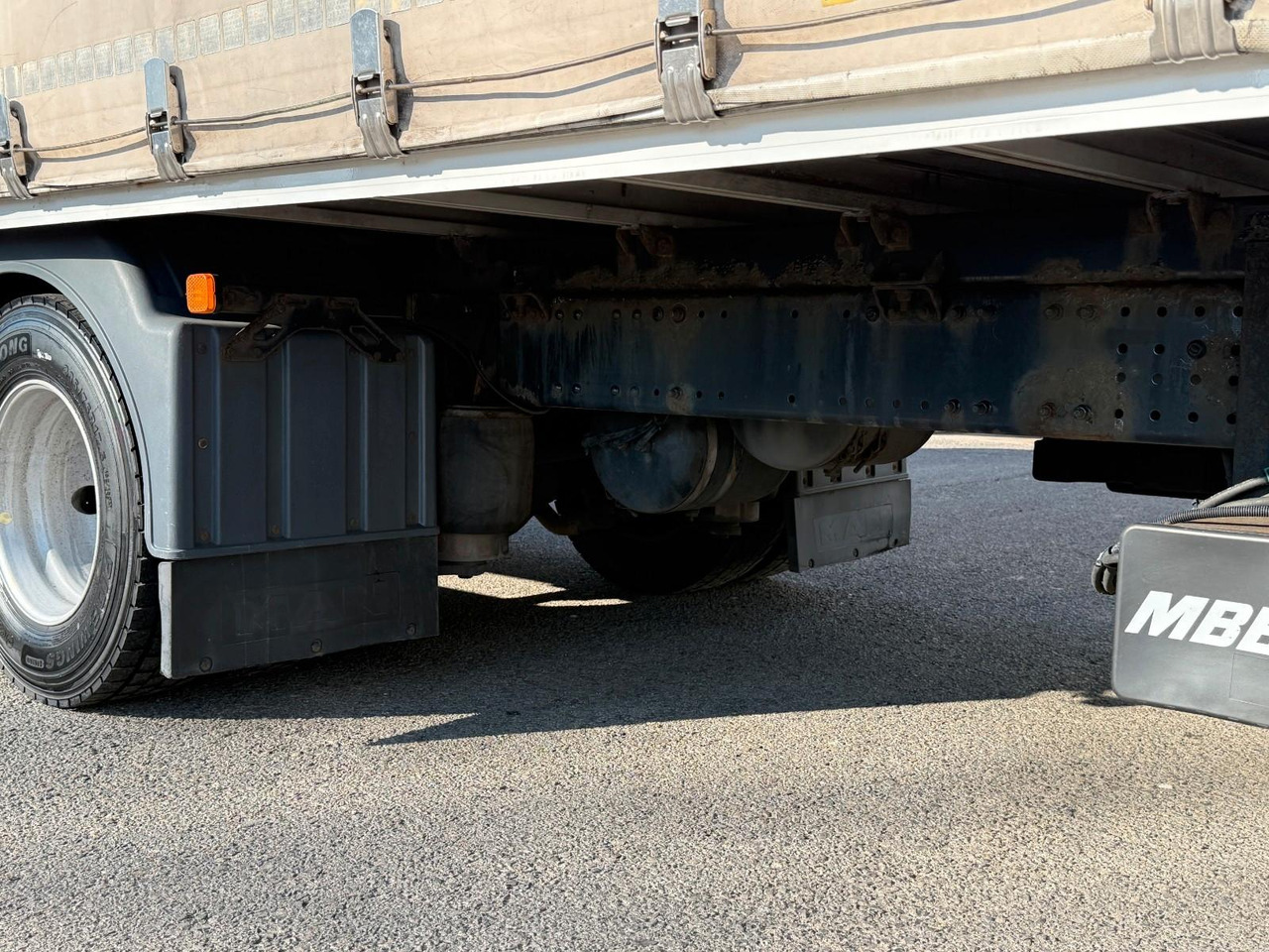 MAN 8.220/Koffer/Schlafkabine/AHK/Ladebord - Curtain side van: picture 4 MAN 8.220/Koffer/Schlafkabine/AHK/Ladebord - Curtain side van: picture 4