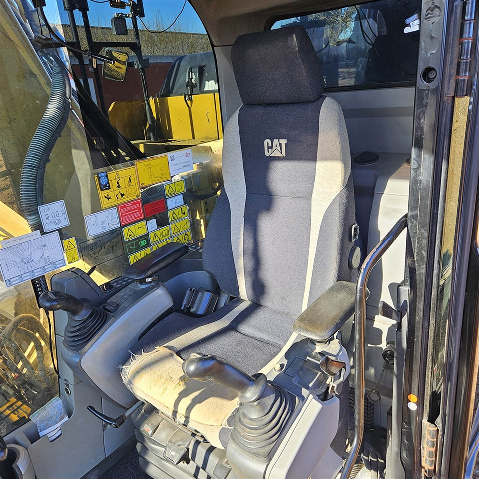 Crawler excavator Caterpillar 323 EL: picture 10