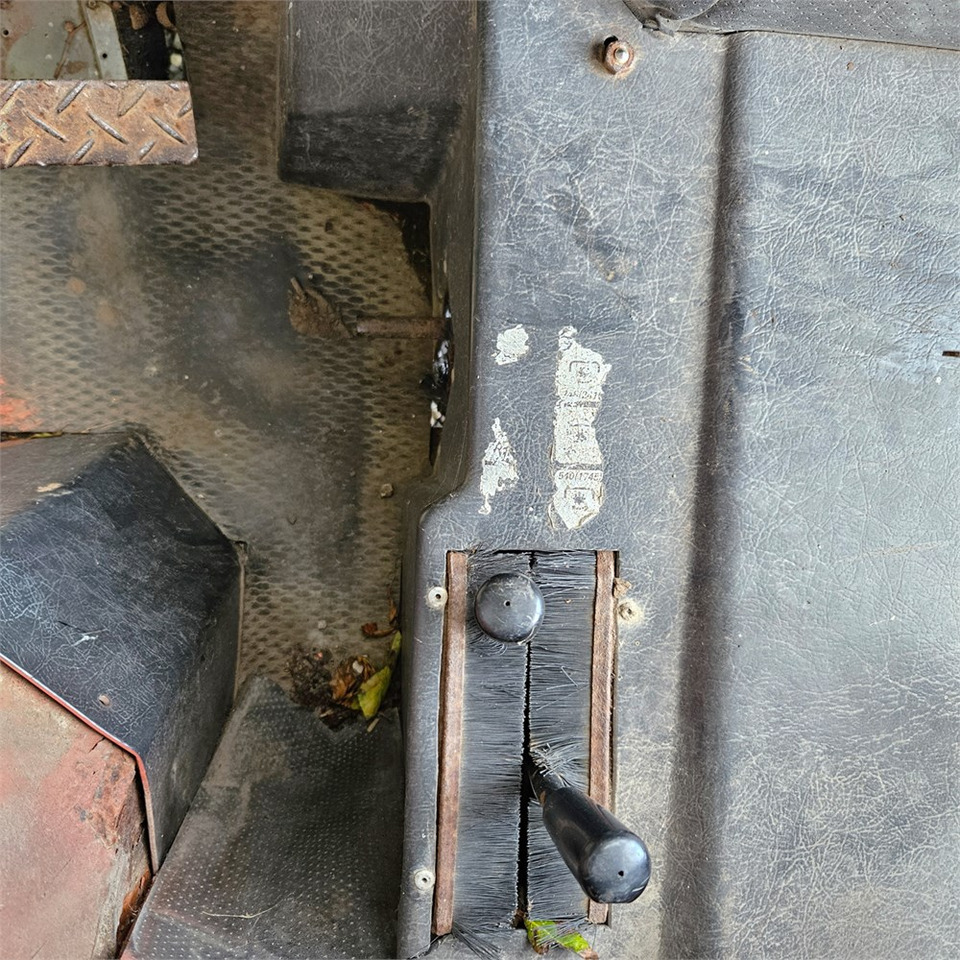 Municipal tractor Kubota B8200: picture 13