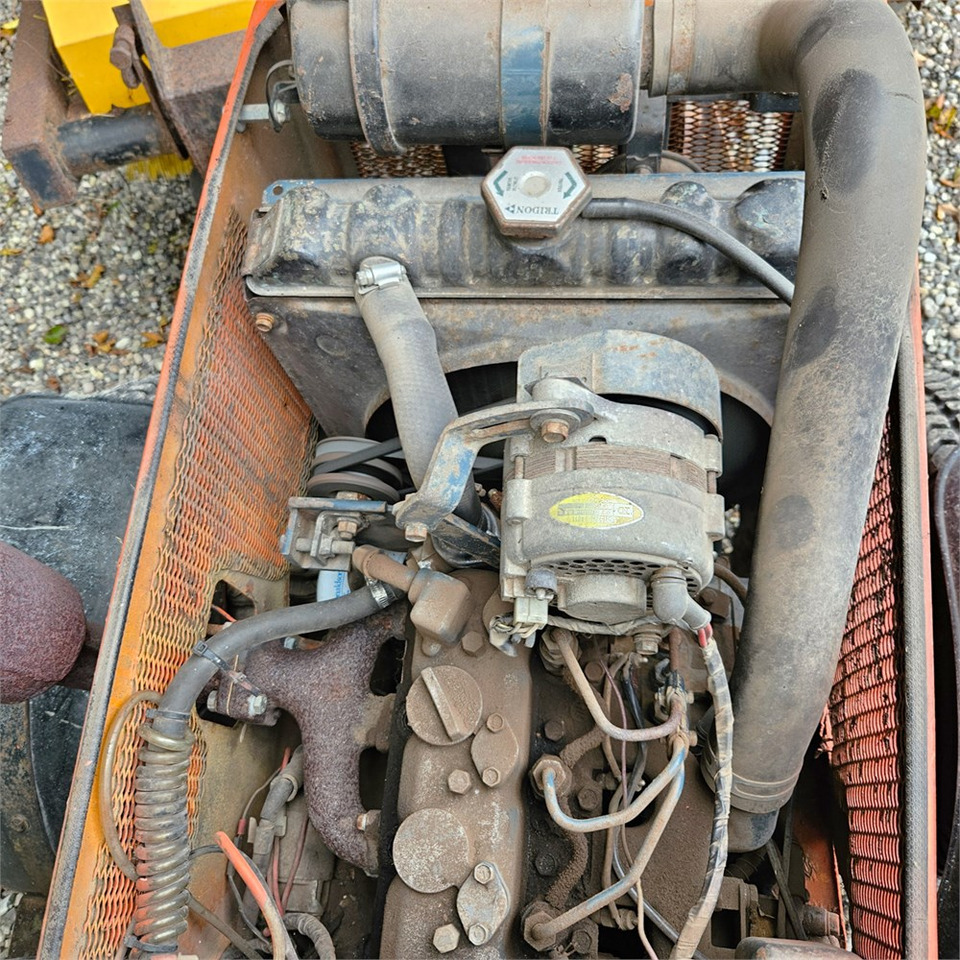 Municipal tractor Kubota B8200: picture 23