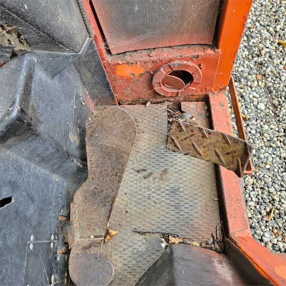 Municipal tractor Kubota B8200: picture 20