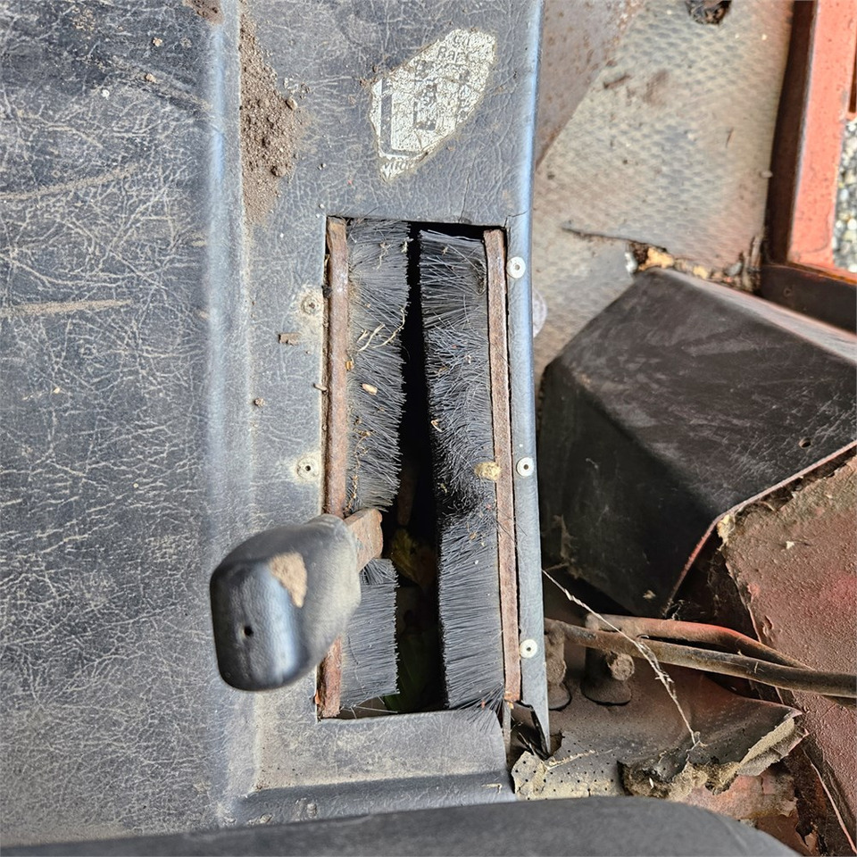 Municipal tractor Kubota B8200: picture 14