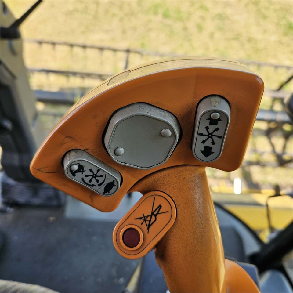 Harvester New Holland TX68: picture 12