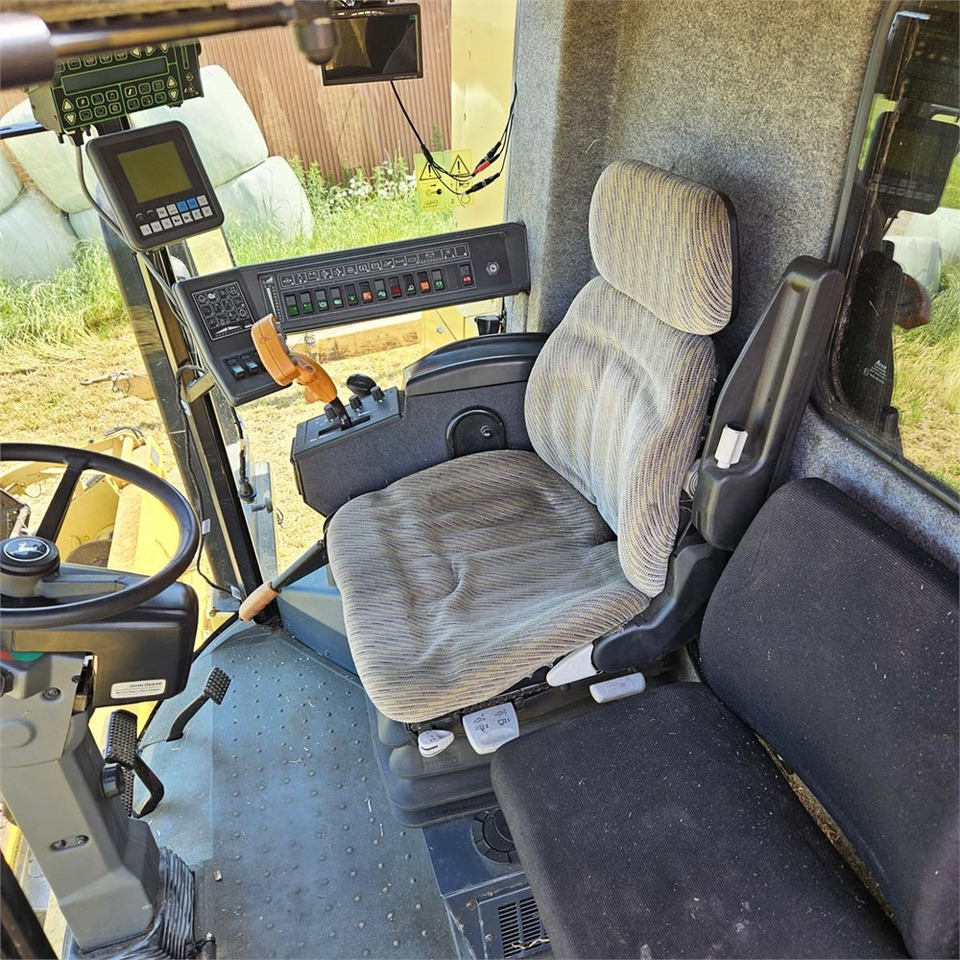 Harvester New Holland TX68: picture 10