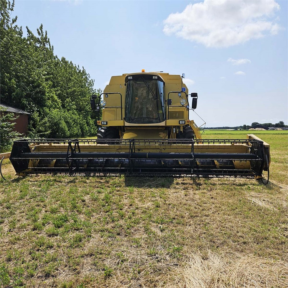 Harvester New Holland TX68: picture 6