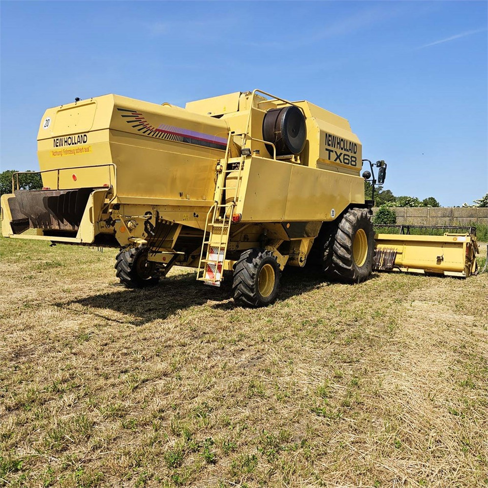 Harvester New Holland TX68: picture 8