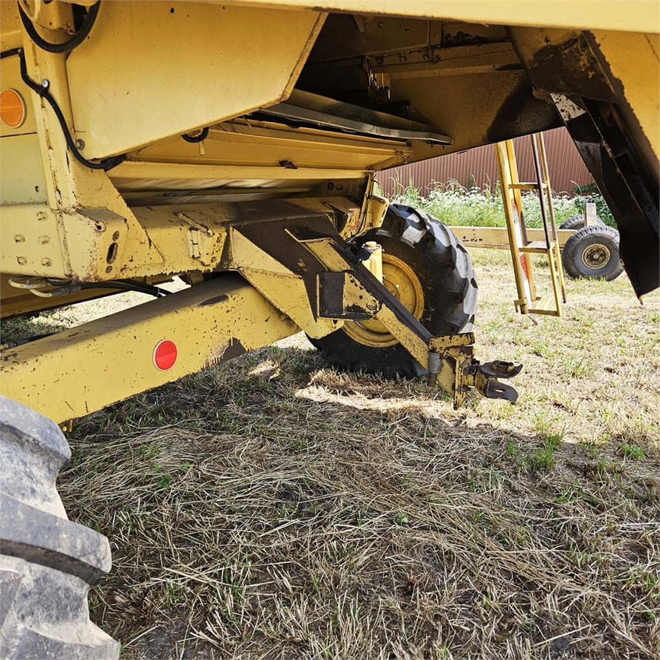 Harvester New Holland TX68: picture 31