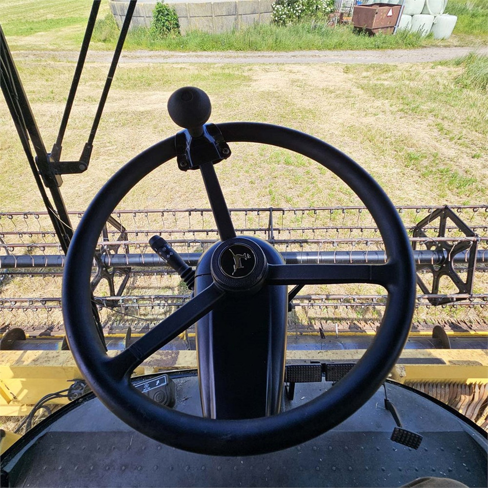 Harvester New Holland TX68: picture 20