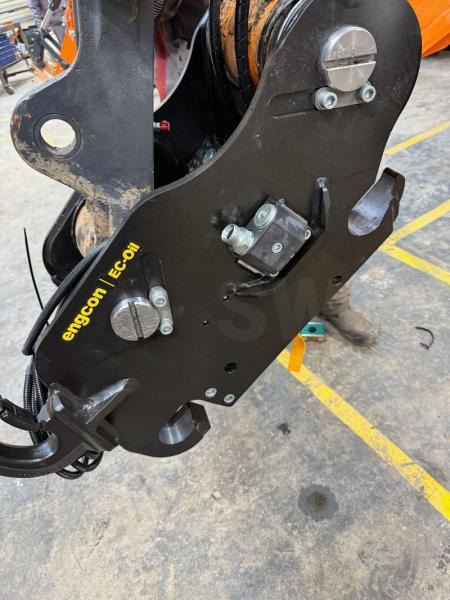 ENGCON ATTACHE RAPIDE S 60 - Quick coupler for Construction machinery: picture 1 ENGCON ATTACHE RAPIDE S 60 - Quick coupler for Construction machinery: picture 1