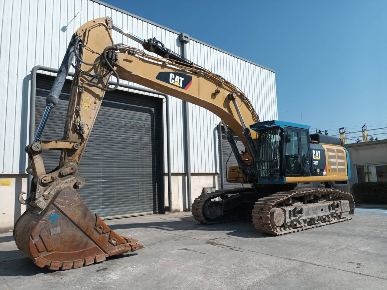 Crawler excavator CAT 352F: picture 1