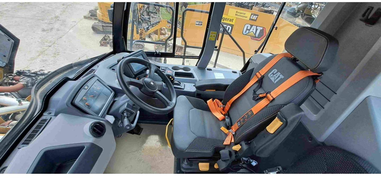 Articulated dumper CAT 730: picture 11