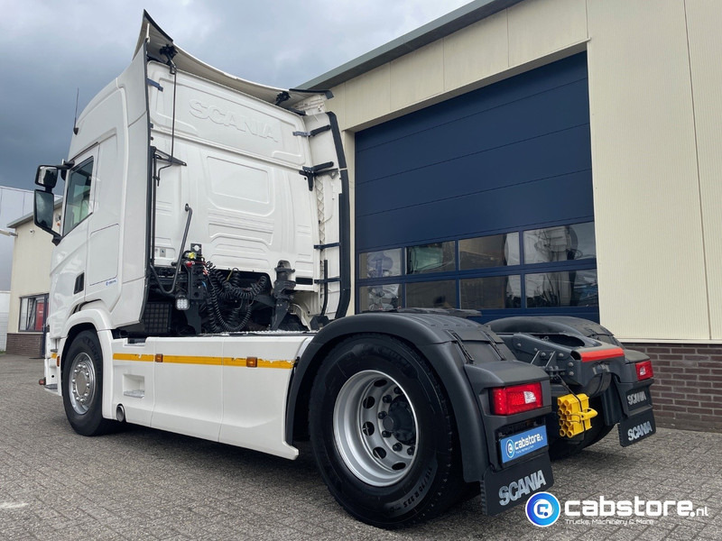 Scania R450 4X2 Euro 6 Tractor Scania R450 A4x2 Euro 6 - R-Highline - Retarder - Bouwjaar 12-2017 - Differentieelslot - 2 dieseltanks - Good condition - Tractor unit: picture 3 Scania R450 4X2 Euro 6 Tractor Scania R450 A4x2 Euro 6 - R-Highline - Retarder - Bouwjaar 12-2017 - Differentieelslot - 2 dieseltanks - Good condition - Tractor unit: picture 3