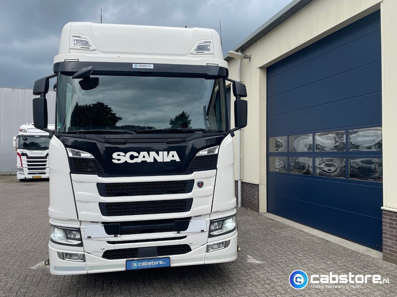 Scania R450 4X2 Euro 6 Tractor Scania R450 A4x2 Euro 6 - R-Highline - Retarder - Bouwjaar 12-2017 - Differentieelslot - 2 dieseltanks - Good condition - Tractor unit: picture 5 Scania R450 4X2 Euro 6 Tractor Scania R450 A4x2 Euro 6 - R-Highline - Retarder - Bouwjaar 12-2017 - Differentieelslot - 2 dieseltanks - Good condition - Tractor unit: picture 5