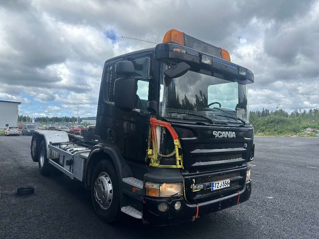 Scania P420 6x2*4 - Hook lift truck: picture 2 Scania P420 6x2*4 - Hook lift truck: picture 2