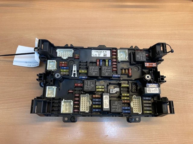 Mercedes A9605462840 – Mercedes fuse panel - Electrical system for Truck: picture 1 Mercedes A9605462840 – Mercedes fuse panel - Electrical system for Truck: picture 1
