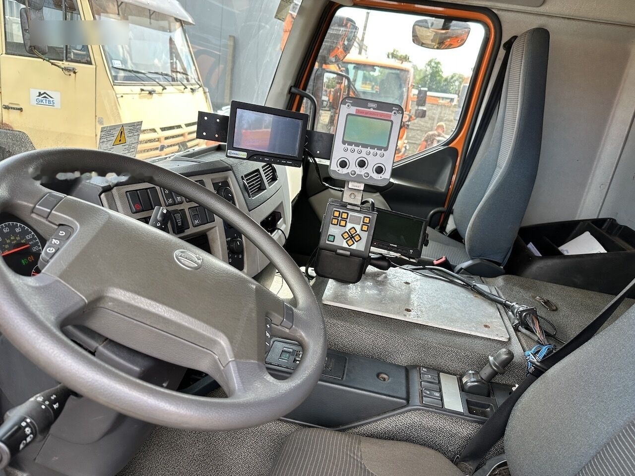 Snow removal vehicle Volvo FE340: picture 8