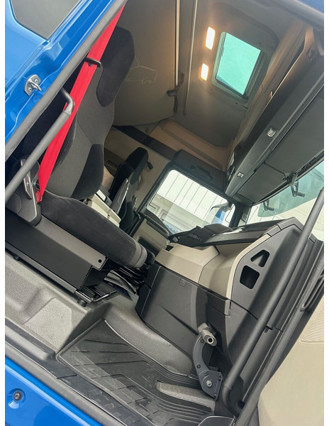 Cab chassis truck MAN TGX 26.440: picture 9