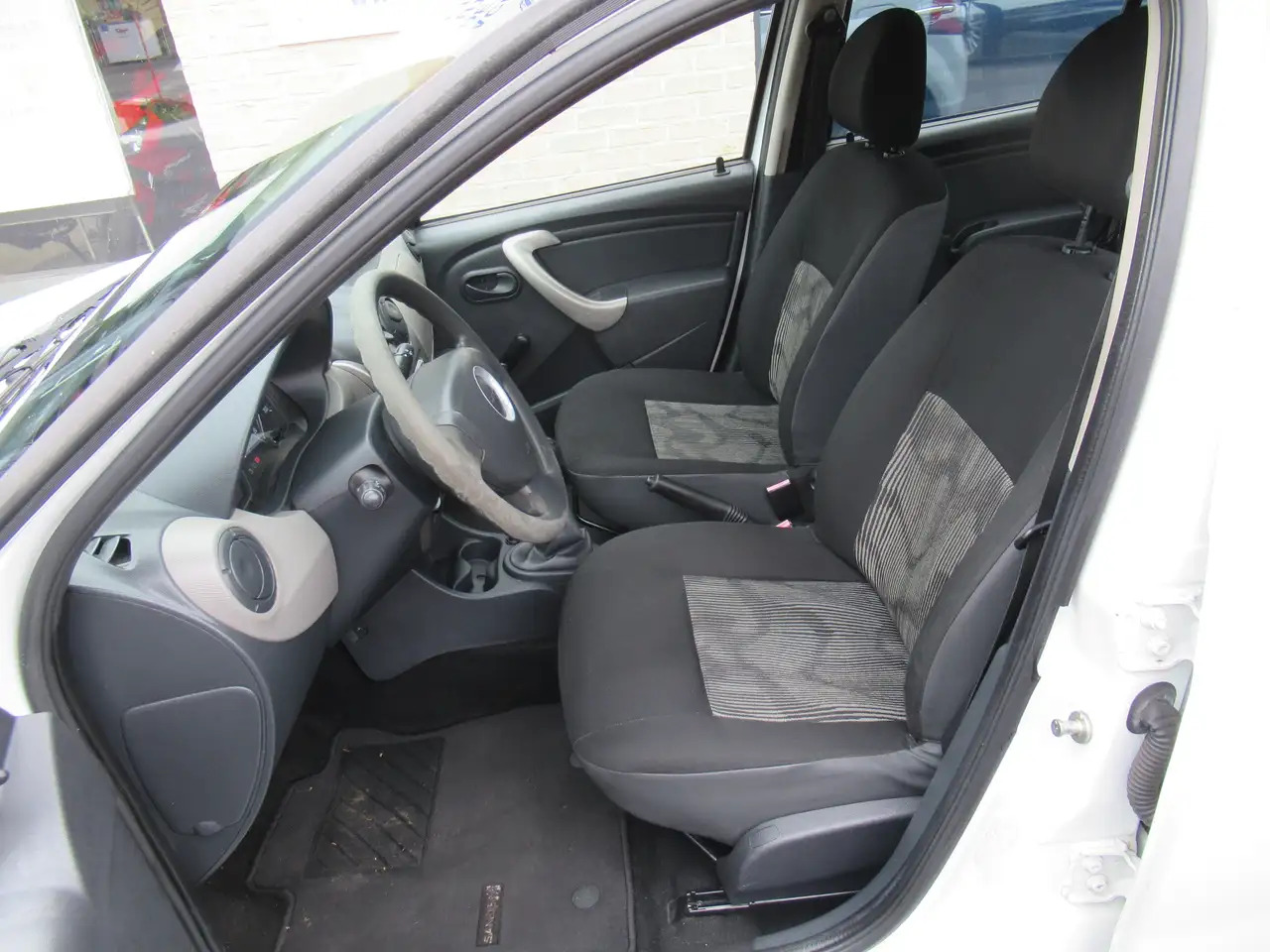 Car Dacia Sandero Sandero 1.2i Ambiance: picture 6