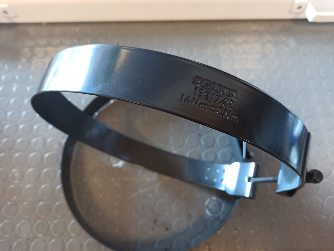 SCANIA BAND CLAMP 1391742 - Frame/ Chassis for Truck: picture 1 SCANIA BAND CLAMP 1391742 - Frame/ Chassis for Truck: picture 1