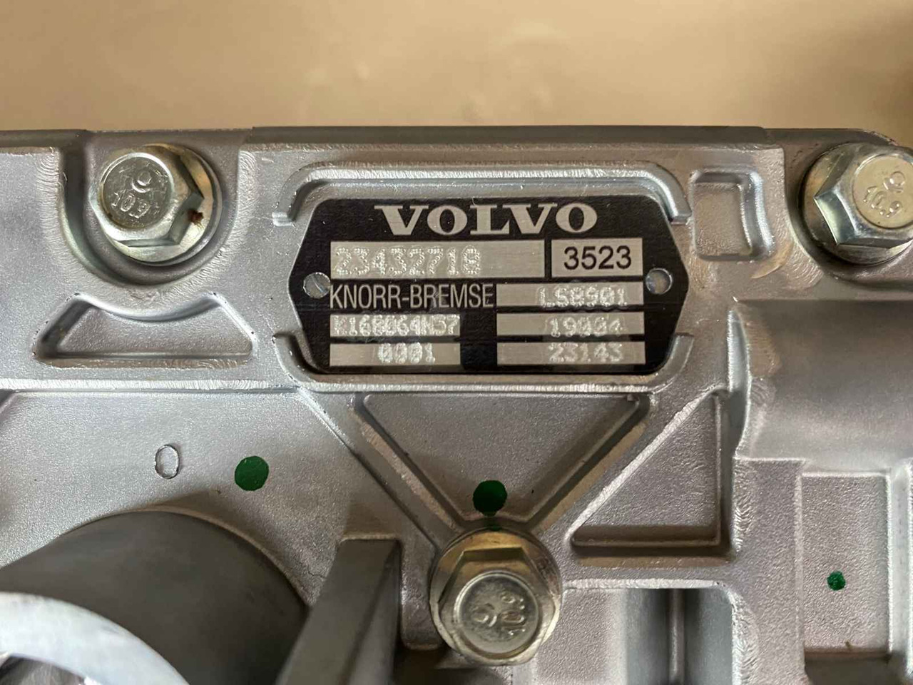 VOLVO AIR COMPRESSOR 23432718 - Air brake compressor for Truck: picture 2 VOLVO AIR COMPRESSOR 23432718 - Air brake compressor for Truck: picture 2