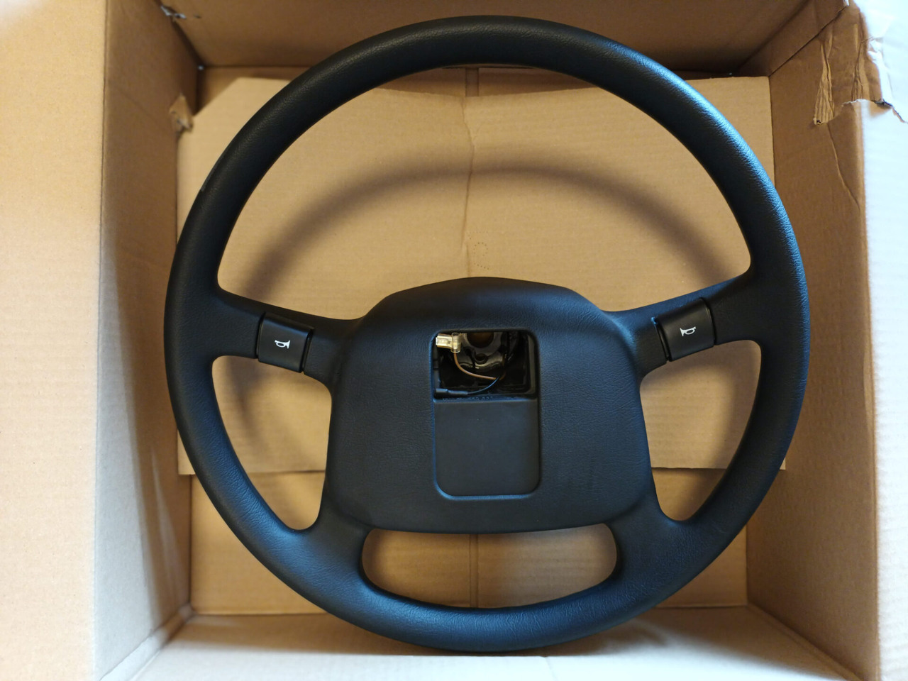 VOLVO STEERING WHEEL 1062027 - Steering wheel for Truck: picture 3 VOLVO STEERING WHEEL 1062027 - Steering wheel for Truck: picture 3