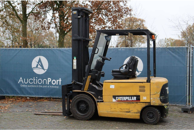 Caterpillar EP30K - Electric forklift: picture 3 Caterpillar EP30K - Electric forklift: picture 3