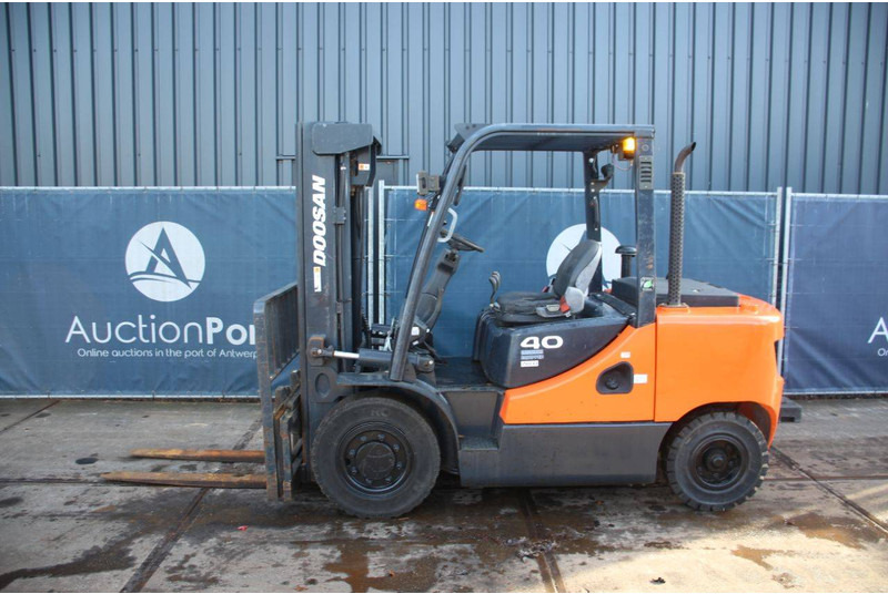 Doosan D40SC-7 - Diesel forklift: picture 2 Doosan D40SC-7 - Diesel forklift: picture 2