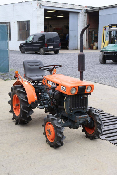 Farm tractor Kubota B5000: picture 7