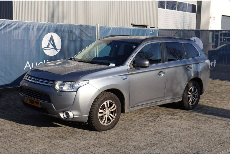 SUV Mitsubishi Outlander PHEV: picture 9
