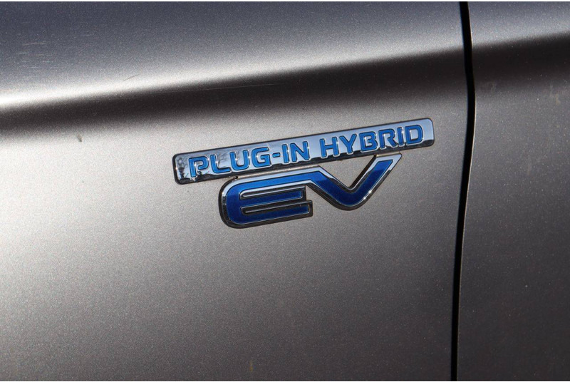 SUV Mitsubishi Outlander PHEV: picture 13