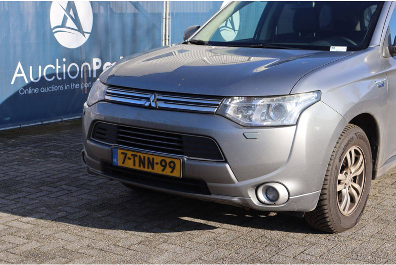 SUV Mitsubishi Outlander PHEV: picture 10