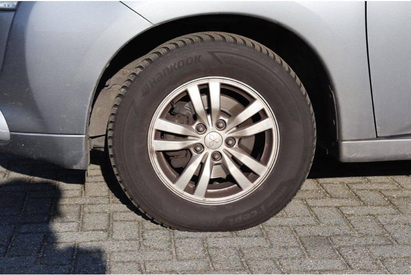 SUV Mitsubishi Outlander PHEV: picture 14