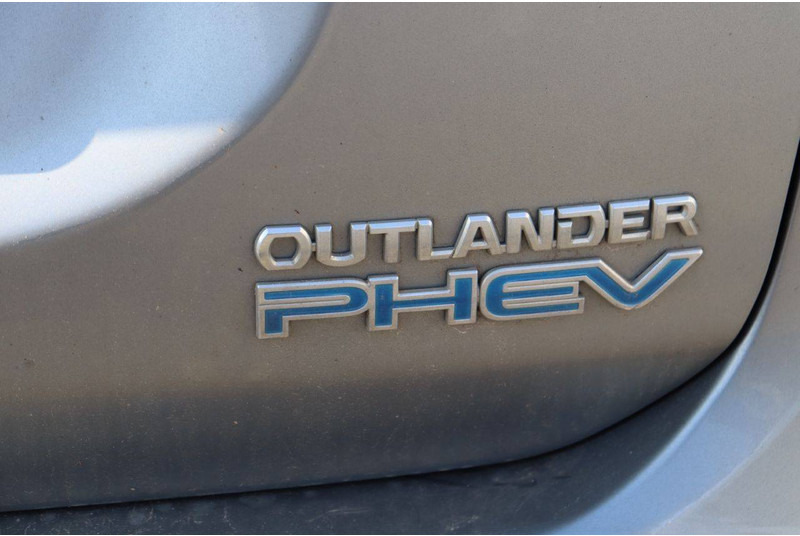 SUV Mitsubishi Outlander PHEV: picture 19