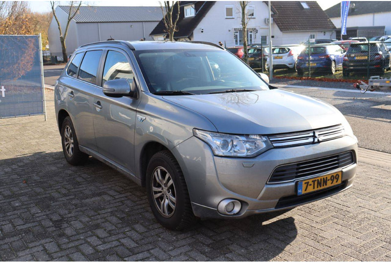 SUV Mitsubishi Outlander PHEV: picture 7