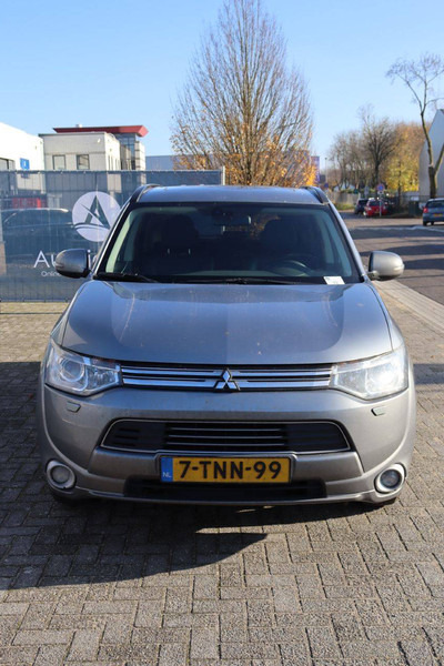 SUV Mitsubishi Outlander PHEV: picture 8