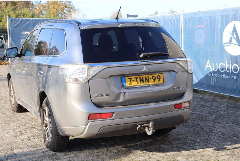SUV Mitsubishi Outlander PHEV: picture 16